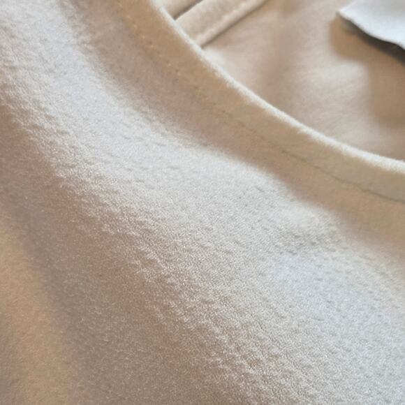 Do + Be White Blouse Bell Sleeves, Button Keyhole Closure in back, textured sz L - Picture 4 of 10